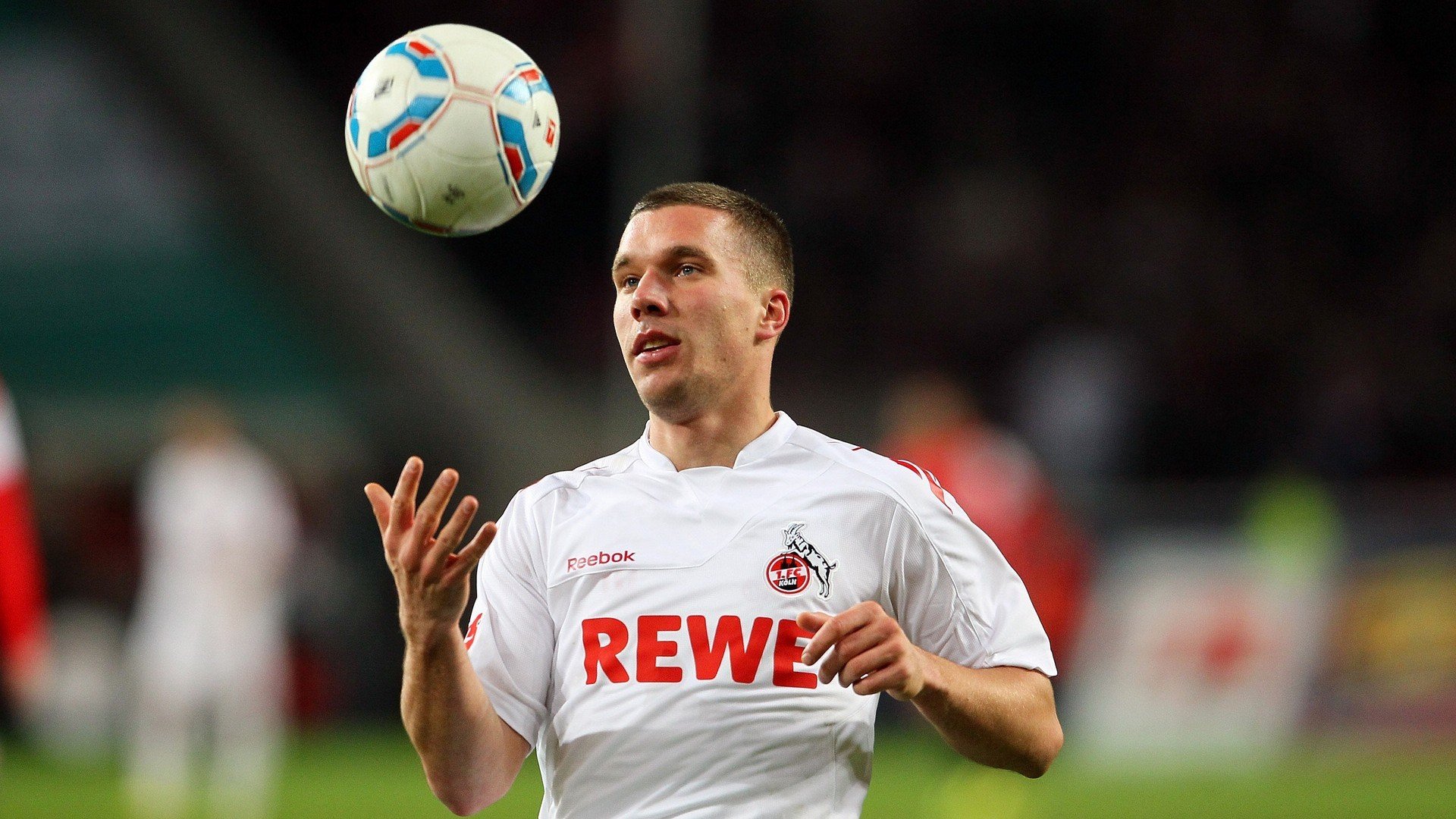 城市河岸护栏跑酷赛 护栏与石墩构成连续动作链