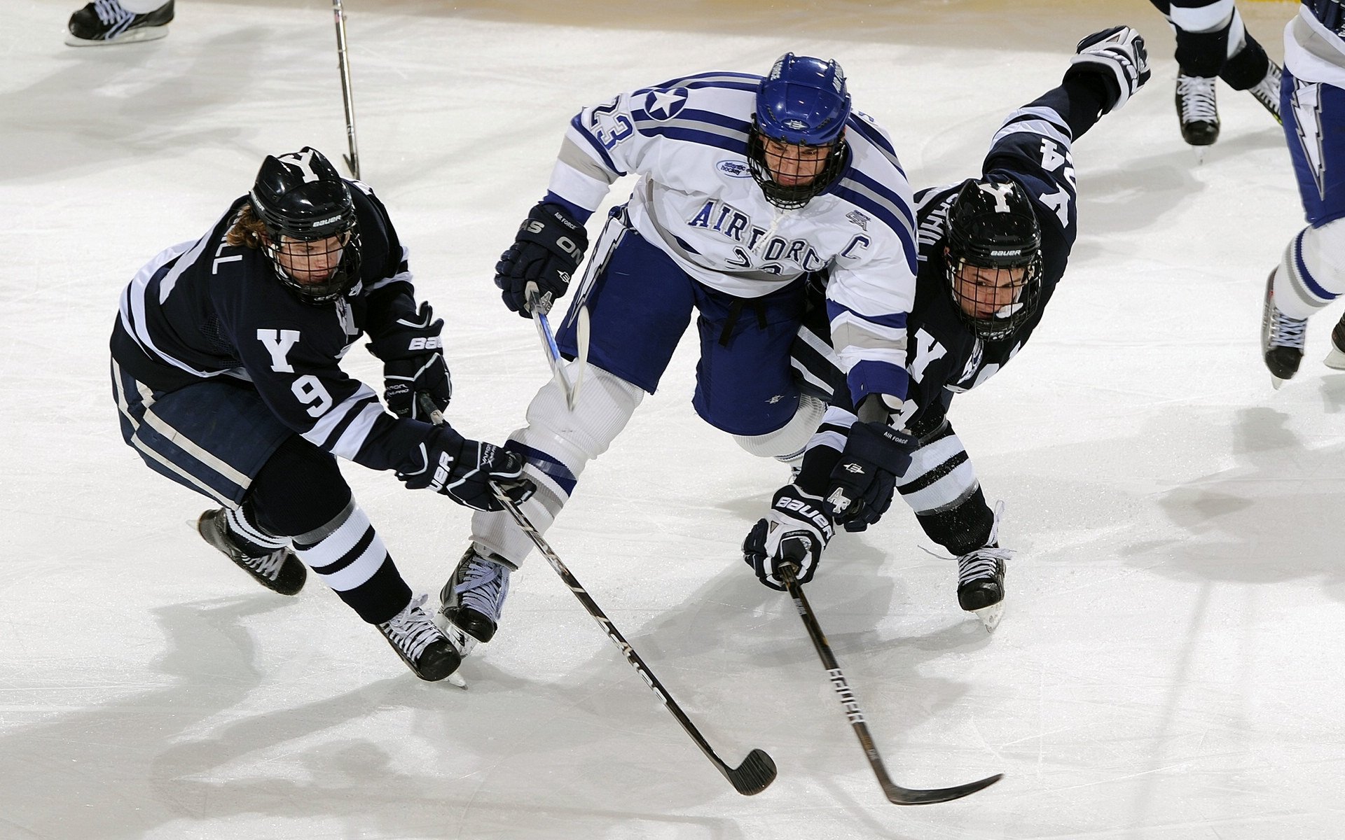 水上乐园趣味障碍赛 充气设施组成闯关路线笑料不断
