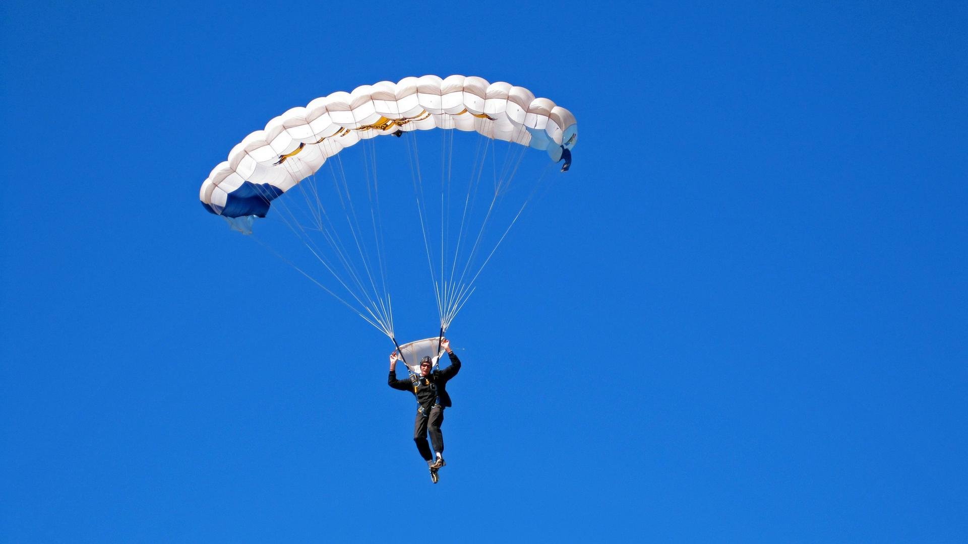 运动摄影作品展配套小型街跑 活动路线穿过展览厅